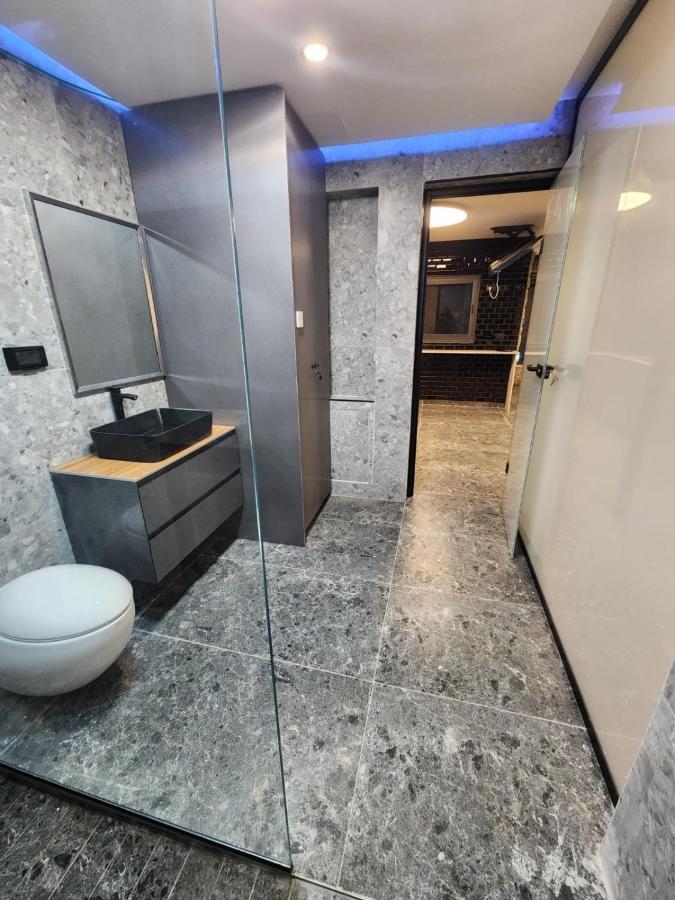 מבנים בים 75 Suites At Sea Haifa Buitenkant foto