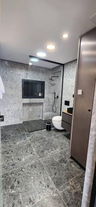 מבנים בים 75 Suites At Sea Haifa Buitenkant foto