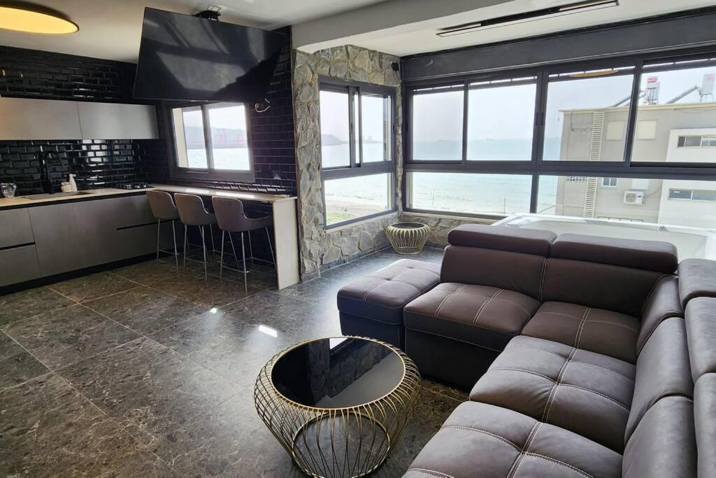 מבנים בים 75 Suites At Sea Haifa Buitenkant foto