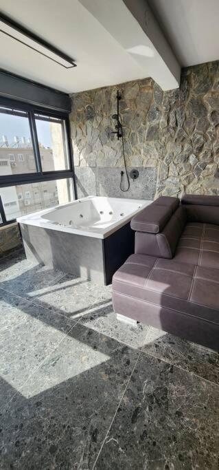 מבנים בים 75 Suites At Sea Haifa Buitenkant foto