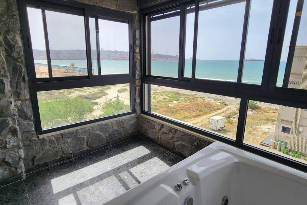 מבנים בים 75 Suites At Sea Haifa Buitenkant foto