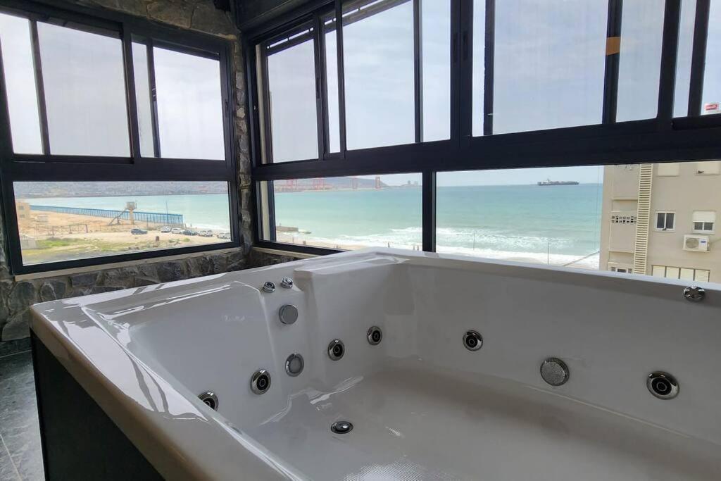 מבנים בים 75 Suites At Sea Haifa Buitenkant foto