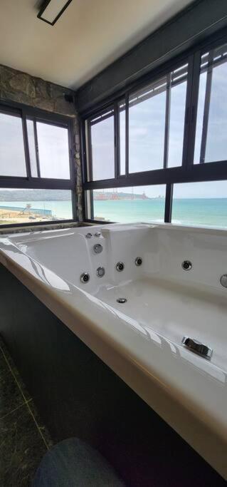 מבנים בים 75 Suites At Sea Haifa Buitenkant foto