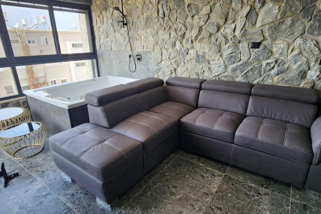 מבנים בים 75 Suites At Sea Haifa Buitenkant foto