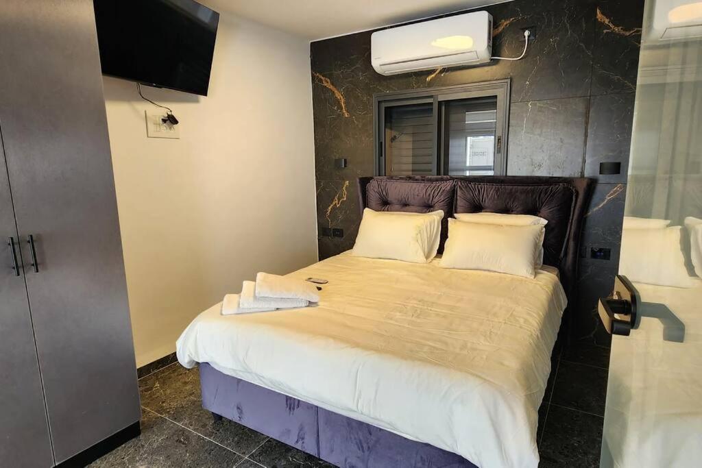 מבנים בים 75 Suites At Sea Haifa Buitenkant foto