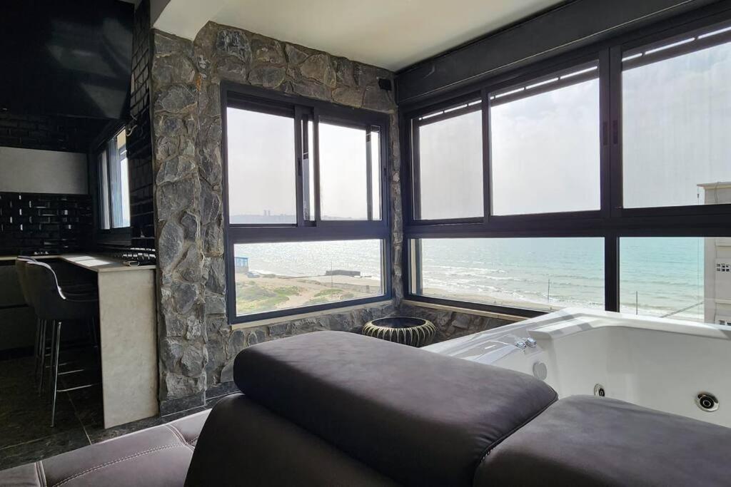 מבנים בים 75 Suites At Sea Haifa Buitenkant foto